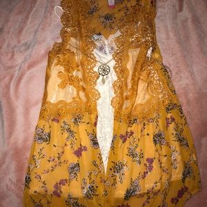 Mustard yellow floral top w/ velvet top & necklace